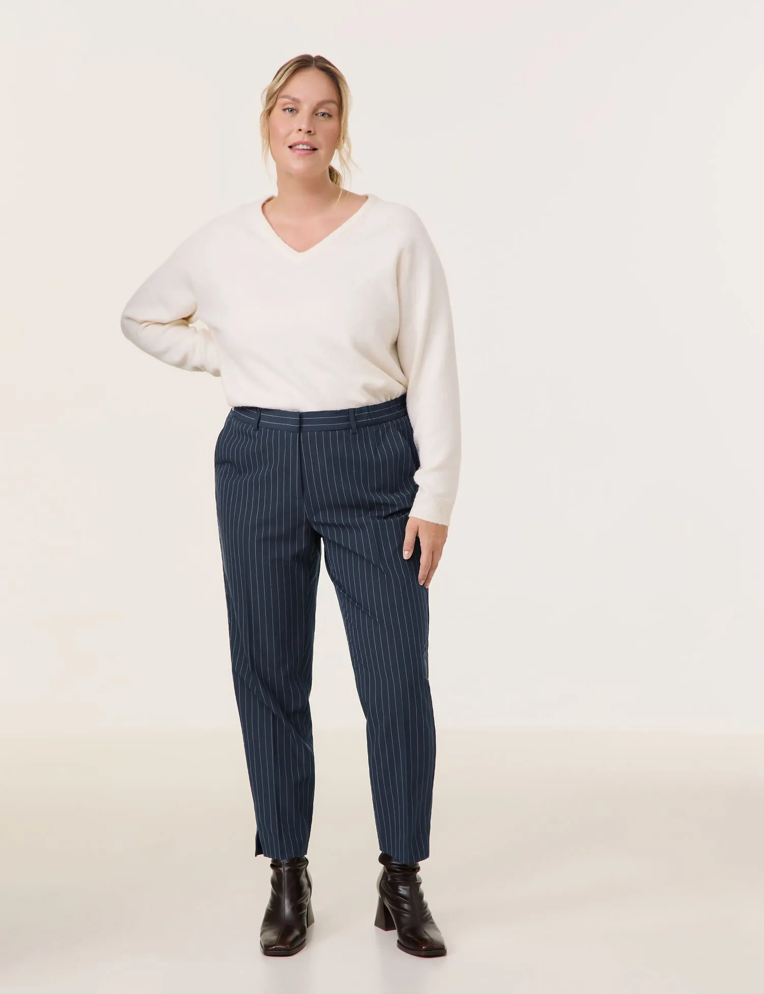 7/8-length trousers with pinstripes, Greta