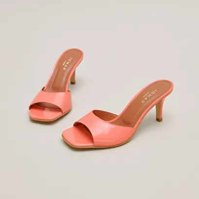 Heeled mules in coral patent