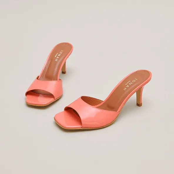 Heeled mules in coral patent