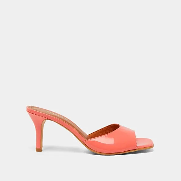 Heeled mules in coral patent