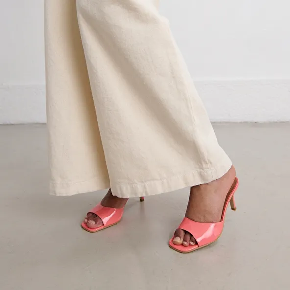 Heeled mules in coral patent