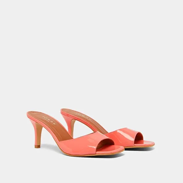 Heeled mules in coral patent