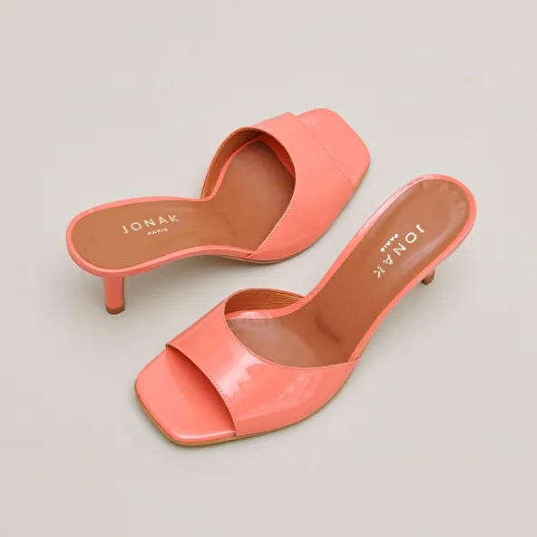 Heeled mules in coral patent