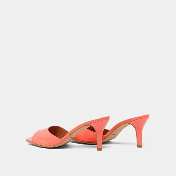 Heeled mules in coral patent