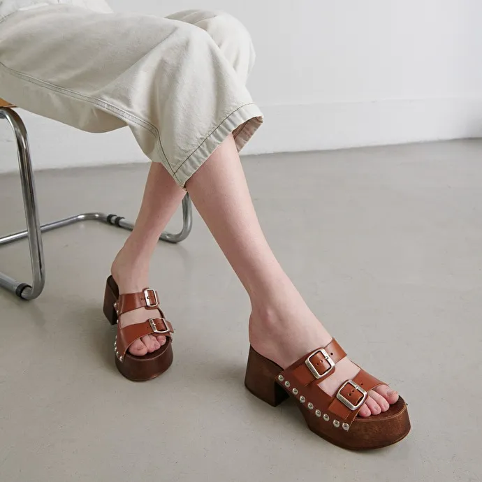 Platform mules with open toes in cognac leather